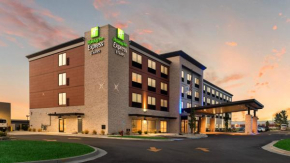 Holiday Inn Express & Suites Racine, an IHG Hotel